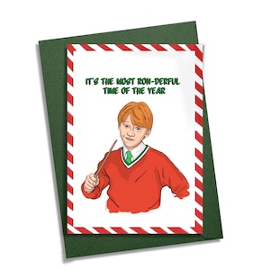 Könnte beinhalten: Eine Weihnachtskarte mit einer Cartoon-Illustration von Ron Weasley aus der Harry-Potter-Reihe. Die Karte hat einen rot-weiß gestreiften Rand und den Text "It's the most Ron-derful time of the year."