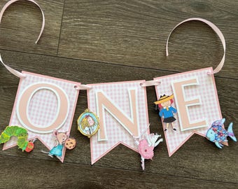 Un cartel para trona con temática de cuento de hadas rosa