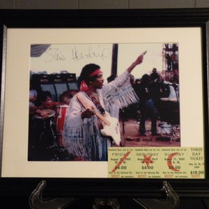 Jimi Hendrix at Woodstock mit Qualitätsglasrahmen, Reproduktion, Autogramm, Foto und Ticket signiert vom legendären Rockkünstler Sammlerstück