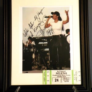 Selena, Tejano Stern Reproduktion Foto, Konzertkarte Autogramm in Qualität Glasrahmen