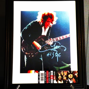 AC / DC, Angus Young in einem Qualitäts-Glas gerahmt, Reproduktion, Autogramm, Foto und Ticket, signiert vom legendären Rock-Künstler Sammlerstück