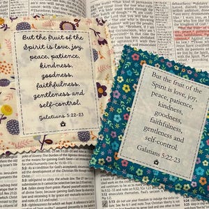 courtepointe de prière de poche | Galates 5:22-23 | Croix en bois ou en plastique | Poème de prière imprimé | Carte de prière | Fait main | Verset biblique | Cadeau