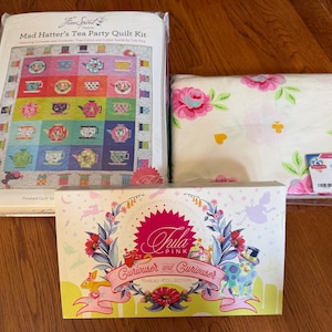 Kit para colcha Mad Hatter’s Tea Party, com forro e caixa de linhas | Tula Pink | Tecidos Curiouser and Curiouser, True Colors e Cotton Solids da Tula