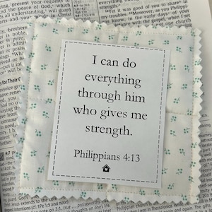 courtepointe de prière de poche | Philippiens 4:13 | Croix en bois ou en plastique | Poème de prière imprimé | Carte de prière | Fait main | Cadeau | Verset biblique