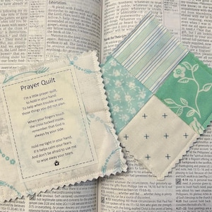 Mini Gebets-Quilt | Aqua/Türkis | Pocket Prayer Quilt mit Kreuz aus Holz oder Kunststoff | Gedrucktes Gebetsgedicht | Gebetskarte | Geschenk | HANDARBEIT