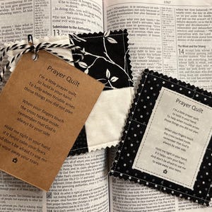 Mini coperta da preghiera / Bianco e nero / Trapunta da preghiera tascabile con croce di legno o plastica / Poesia di preghiera stampata / Biglietto di preghiera / Regalo / Fatto a mano