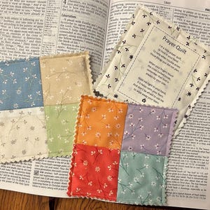Mini gebedsquilt | Madeliefjes | Pocket-gebedsquilt met houten of plastic kruis | Gedrukt gebedsgedicht | Gebedskaart | Cadeau | Gebed | Handgemaakt
