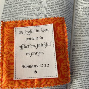 courtepointe de prière de poche | Romains 12:12 | Croix en bois ou en plastique | Poème de prière imprimé | Carte de prière | Fait main | Cadeau | Verset biblique