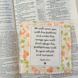 Colcha de Oração de Bolso | Salmo 91:4 | Cruz de madeira ou plástico | Poema de oração impresso | Cartão de oração | Presente | Oração | Versículo da Bíblia | Feito à mão