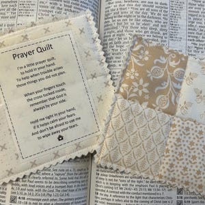 Mini Gebets-Quilt | Hellbraun | Pocket Prayer Quilt mit Kreuz aus Holz oder Kunststoff | Gedrucktes Gebetsgedicht | Gebetskarte | Geschenk | Gebet | Handgefertigt
