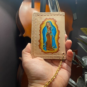 Cartera de motociclista chicano pintada a mano con diseño de Nuestra Señora de Guadalupe