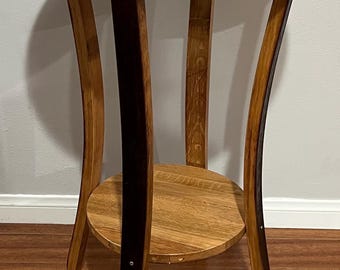 Mesa de bistró hecha con barriles de vino