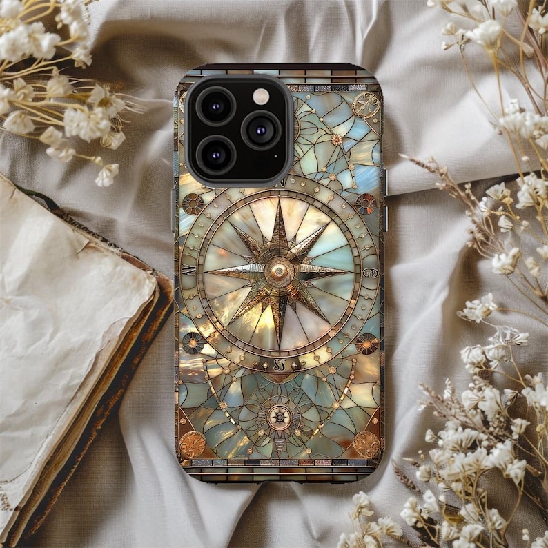 Coque de portable vintage en vitrail Compass : coque personnalisée double couche pour iPhone, Galaxy ou Pixel image 1