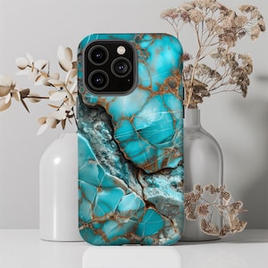 Puede incluir: Una funda para teléfono de mármol turquesa y dorado con un recorte para la cámara. La funda tiene un diseño texturizado y abstracto.