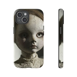 Gruselige Halloween Puppe Handyhülle | Gotische Ästhetik | Gebrochenes Porzellan Haut Design | Die meisten iPhone- und Galaxy-Handymodelle | Gruselig