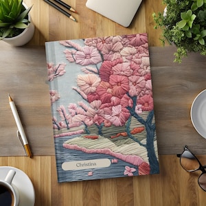 パーソナライズされた桜の日本庭園の刺繍風ジャーナル、150ページの罫線入り、桜、花見、日本庭園にインスパイアされたカラフルな画像