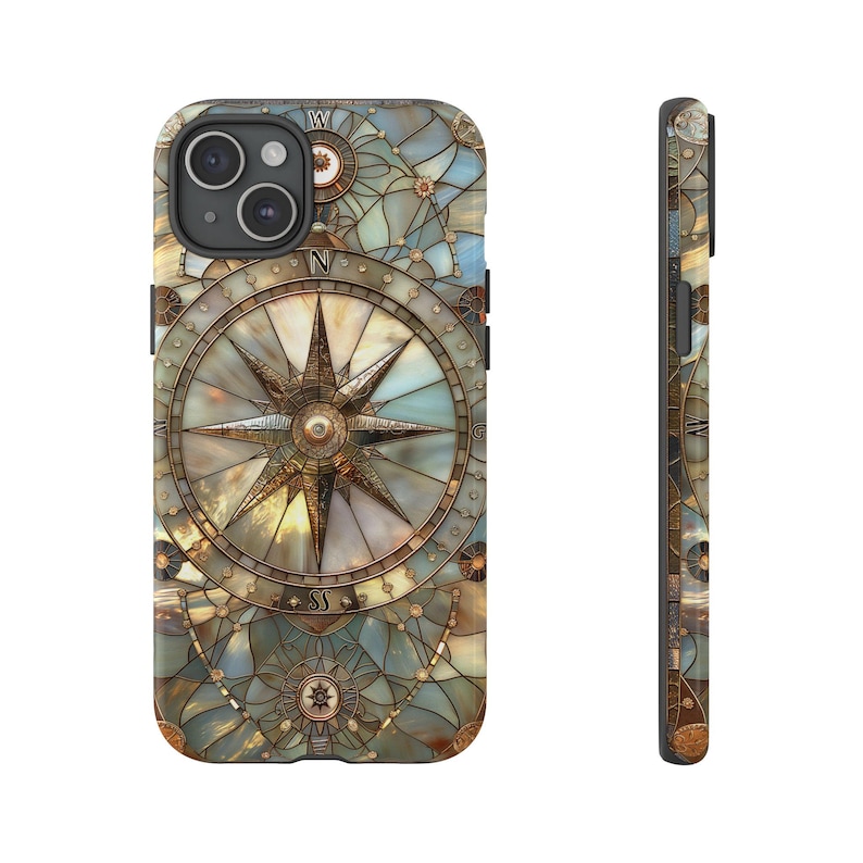 Peut inclure: Une coque de t&eacute;l&eacute;phone avec un motif de boussole. La boussole est entour&eacute;e d'un motif de vitrail avec des accents dor&eacute;s. L'arri&egrave;re-plan est bleu et vert.
