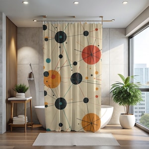 Könnte beinhalten: Ein Duschvorhang im Mid-Century-Modern-Design mit einem geometrischen Muster aus schwarzen, orangefarbenen, roten und blauen Kreisen, die durch Linien auf einem cremefarbenen Hintergrund verbunden sind.