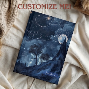 Può includere: Un quaderno blu e bianco con un design di cielo stellato e luna crescente. Il quaderno ha il testo "CUSTOMIZE ME!" in alto e la firma "Jennifer L." in basso.