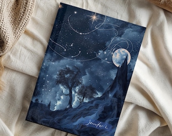 Puede incluir: Un cuaderno azul y blanco con un diseño de cielo estrellado y luna creciente. El cuaderno tiene el texto "CUSTOMIZE ME!" en la parte superior y la firma "Jennifer L." en la parte inferior.