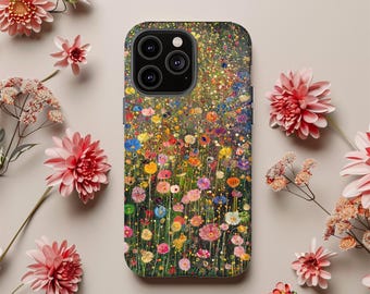 Puede incluir: Una funda para smartphone con un estampado de prado floral vibrante y multicolor, con numerosas flores pequeñas y detalladas en tonos rosa, amarillo, azul y naranja sobre un fondo oscuro y texturizado, con una abertura para la triple cámara.