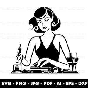 Puede incluir: Ilustración en blanco y negro de una mujer haciéndose la manicura. Lleva un vestido negro y tiene un peinado retro. Frascos de esmalte de uñas, tijeras y otras herramientas de manicura están sobre la mesa.
