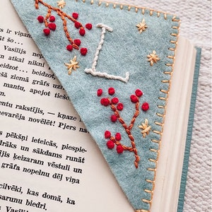 Personalized Embroidered Corner Bookmark for Her, A to Z Letters Handmade Bookmark Gift for Book Lovers, Four Seasons Party Favors, Mom Gift zdjęcie 4
