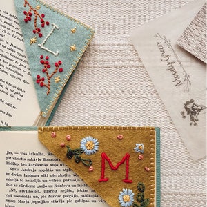 Personalized Embroidered Corner Bookmark for Her, A to Z Letters Handmade Bookmark Gift for Book Lovers, Four Seasons Party Favors, Mom Gift zdjęcie 8