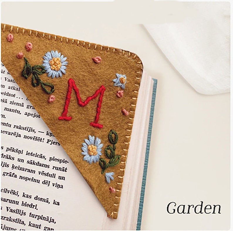 Personalized Embroidered Corner Bookmark for Her, A to Z Letters Handmade Bookmark Gift for Book Lovers, Four Seasons Party Favors, Mom Gift zdjęcie 5