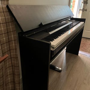 Keyboard-pianostandaard met opklapbaar deksel en houten lessenaar