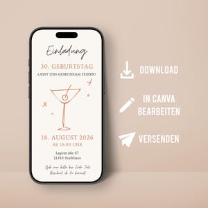 Op de afbeelding: Een smartphone toont een digitale uitnodiging voor een 30e verjaardag. De uitnodiging, in het Duits, bevat een cocktailillustratie, datum, tijd en locatie. Opties om te downloaden, te bewerken in Canva en te verzenden zijn ook aanwezig.