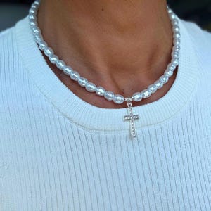Parelketting | Zilveren kruisketting – Handgemaakte kralenketting|Parelchoker | Trouwsieraden| Cadeau voor haar| Verjaardagscadeau