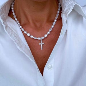 Parelketting met zilveren kruis – Handgemaakte ketting | Geloofssieraden cadeau voor vrouwen | Cadeau voor haar | Gekruiste choker