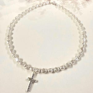 Parelketting met zilveren kruis | Sierlijke christelijke ketting | Handgemaakte geloofssieraden | Cadeau voor haar