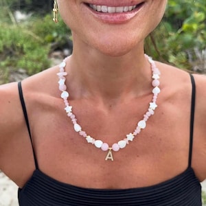 Collar con inicial / Dije de letra personalizado con piedras preciosas rosas naturales y cadena de cuentas de estrellas / El mejor regalo para mamá / Regalo para ella / Cuarzo rosa