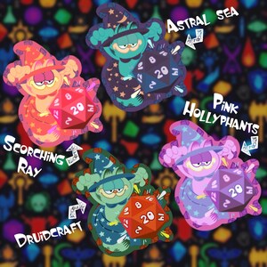 K&ouml;nnte beinhalten: Vier farbige Aufkleber mit einer Comic-Katze, die einen Zaubererhut tr&auml;gt und einen 20-seitigen W&uuml;rfel h&auml;lt. Die Aufkleber sind mit "Scorching Ray", "Druidcraft", "Astral Sea" und "Pink Hollyphants" beschriftet.
