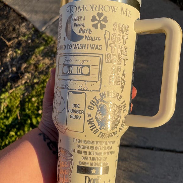 Vaso estilo Stanley de 40 oz grabado por Luke Combs con varias opciones de color