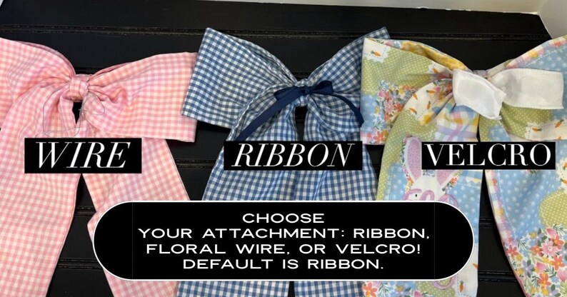 K&ouml;nnte beinhalten: Drei Stoffschleifen in rosa Vichy, blauem Vichy und floralen Mustern. Der Text auf dem Bild lautet "WIRE", "RIBBON" und "VELCRO", mit einer Beschreibung der Befestigungsoptionen: Band, Blumendraht oder Klettverschluss.
