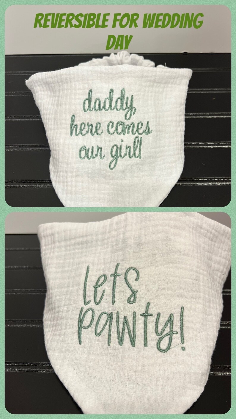 Pu&ograve; includere: Bavaglino in cotone bianco con ricamo verde. Un lato dice "Pap&agrave;, ecco la nostra bambina!" e l'altro lato dice "Facciamo festa!"