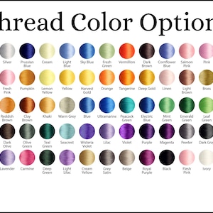 Pu&ograve; includere: Una tabella che mostra 60 colori di filo diversi, organizzati in righe. I colori sono etichettati con i loro nomi, come "Bianco", "Argento", "Blu Prussia", "Crema", "Blu chiaro", "Blu cielo", "Verde fresco", "Vermiglio", "Marrone scuro", "Blu fiordaliso", "Rosa salmone", "Rosa", "Rosa intenso", "Fucsia scuro", "Rosa fresco", "Zucca", "Giallo limone", "Giallo", "Oro del raccolto", "Arancione", "Mandarino", "Oro profondo", "Lino", "Marrone chiaro", "Ottone", "Marrone ruggine", "Rosso ambra", "Marrone rossiccio", "Marrone argilla", "Cachi", "Grigio caldo", "Blu", "Ultramarino", "Verde pavone", "Blu elettrico", "Verde menta", "Verde smeraldo", "Verde foglia", "Verde lime", "Verde muschio", "Oliva scuro", "Verde oliva", "Verde acqua", "Seacrest", "Viola glicine", "Lila", "Viola", "Viola", "Magenta", "Stagno", "Grigio scuro", "Rosso", "Lavanda", "Carminio", "Verde scuro", "Lila chiaro", "Giallo crema", "Grigio satinato", "Beige", "Viola reale", "Nero", "Rosa carne", "Avorio".