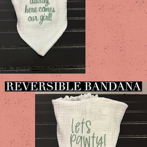 Pu&ograve; includere: Bandana bianca reversibile con ricamo verde. Un lato dice "Pap&agrave;, ecco la nostra bambina!" e l'altro lato dice "Facciamo festa!"