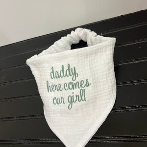 Pu&ograve; includere: Bavaglino per neonato in mussola bianca con ricamo verde che dice "pap&agrave;, ecco la nostra bambina!"