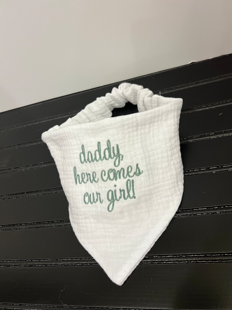 Pu&ograve; includere: Bavaglino per neonato in mussola bianca con ricamo verde che dice "pap&agrave;, ecco la nostra bambina!"