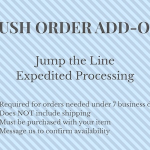 Op de afbeelding: Afbeelding met tekst: RUSH ORDER ADD-ON, Jump the Line, Expedited Processing. Extra tekst omvat: Vereist voor bestellingen binnen 7 werkdagen, Is exclusief verzending, Moet worden gekocht met uw artikel, Neem contact met ons op om de beschikbaarheid te bevestigen.
