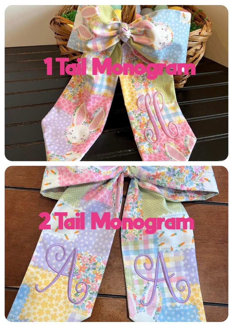 K&ouml;nnte beinhalten: Oster-Stoffschleife mit Patchwork-Design in Pastellfarben. Die Schleife hat ein Hasen- und Blumenmuster mit gestickten Monogrammen. Der Text "1 Tail Monogram" und "2 Tail Monogram" sind sichtbar.