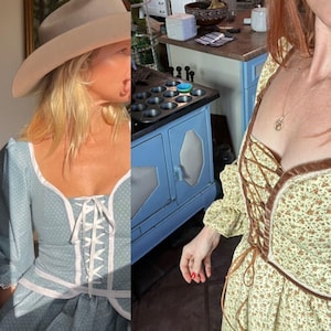 Puede incluir: Dos mujeres vistiendo vestidos de estilo vintage con detalles de encaje. El vestido de la izquierda es azul claro con lunares blancos y un borde de encaje blanco. El vestido de la derecha es amarillo con un estampado floral y detalles de encaje marr&oacute;n.