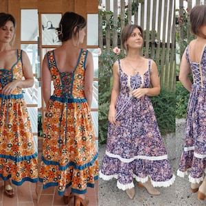 Puede incluir: Dos mujeres vistiendo largos vestidos de estampado floral con ribete de encaje. Los vestidos tienen un detalle de encaje en la espalda. Un vestido es naranja y azul, el otro es morado y blanco.