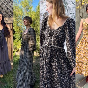 Puede incluir: Cuatro mujeres con diferentes estilos de vestidos largos florales. Los vestidos son todos en varios tonos de azul, negro y amarillo con patrones florales. Las mujeres est&aacute;n de pie frente a diferentes fondos, incluyendo una valla de madera, un arbusto verde y un paisaje nevado.