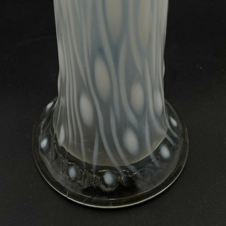 Vase Northwood Antique blanc opalescent, tronc d'arbre, verre basculé, début des années 1900 image 7
