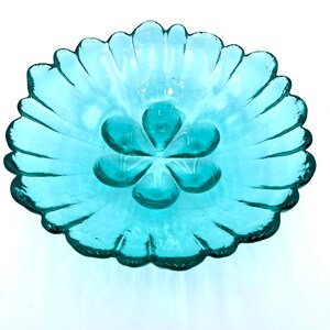 Blenko Style Large Hand Blown Glass Daisy Bowl MCM Sea Green Blue Floral Vintage